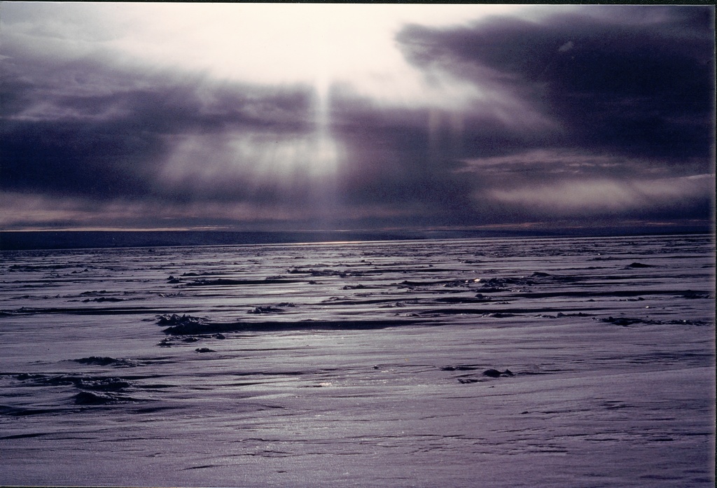 banquise_continent_trouees_nuages.jpg