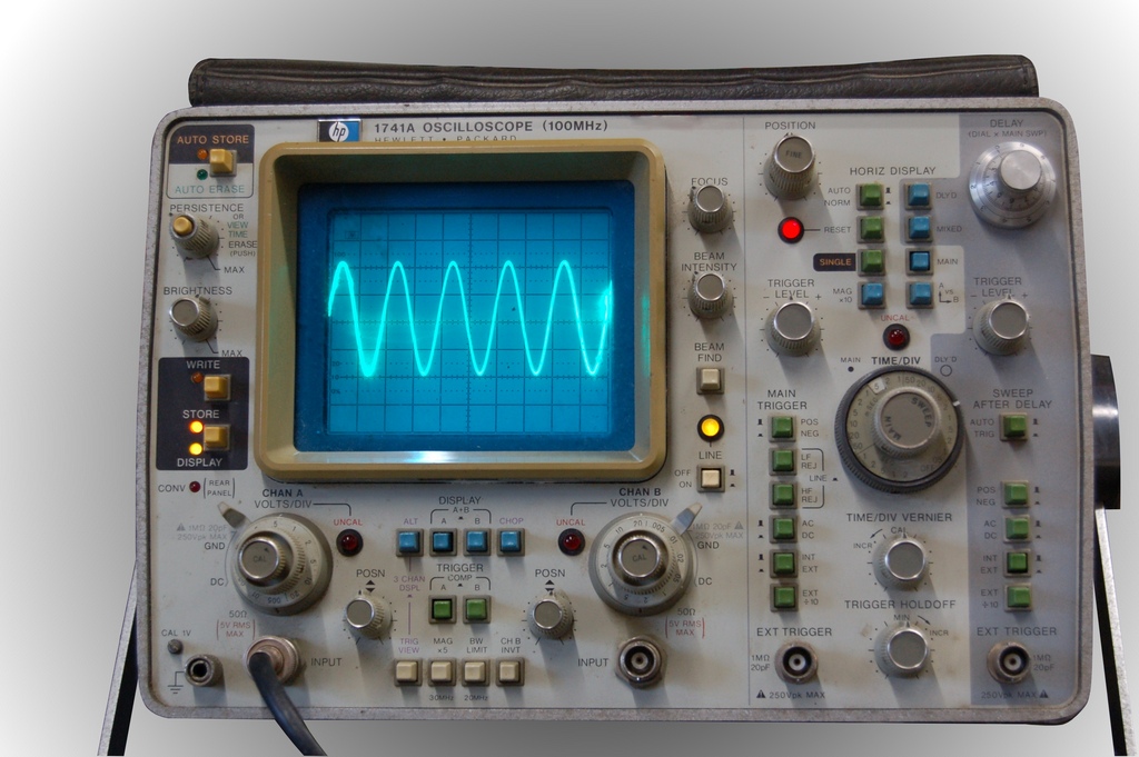 HP_1741_oscilloscope_memoire_analogique_sinus_1kHz.JPG